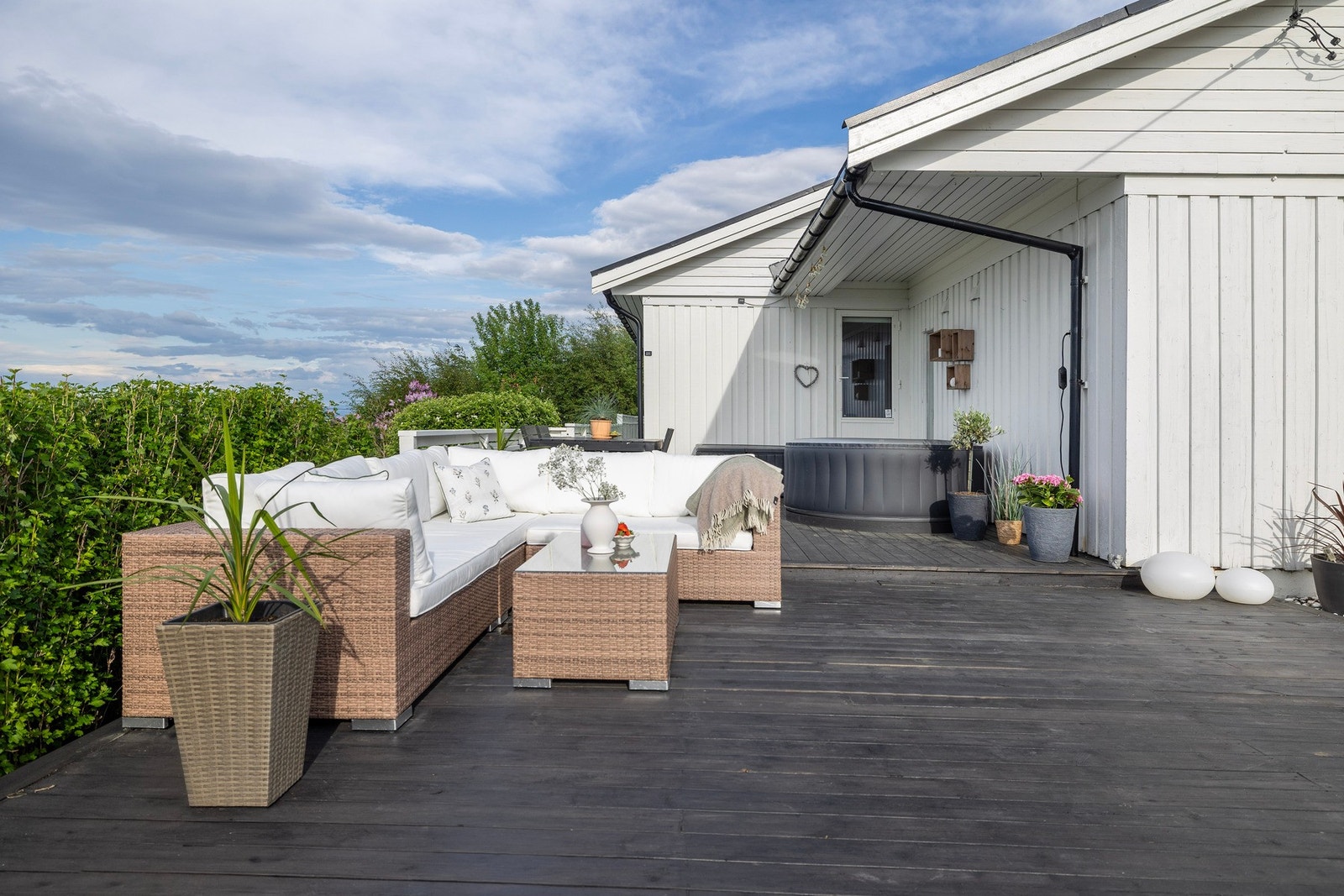 Stor terrasse med god plass til både loungegruppe og boblebad. Galleribilde