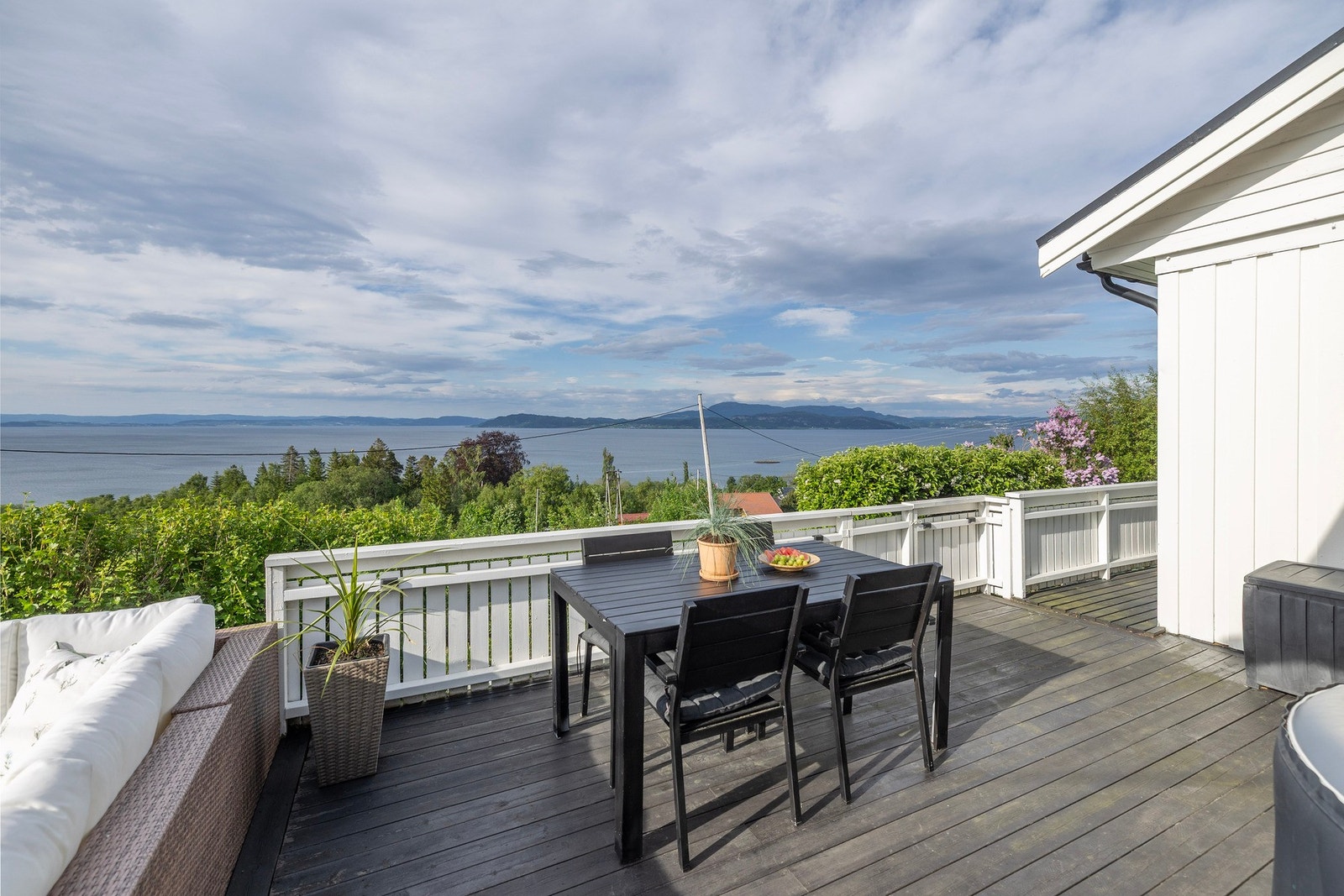 Spiseplass på terrassen med fantastisk utsikt over fjord og landskap. Galleribilde