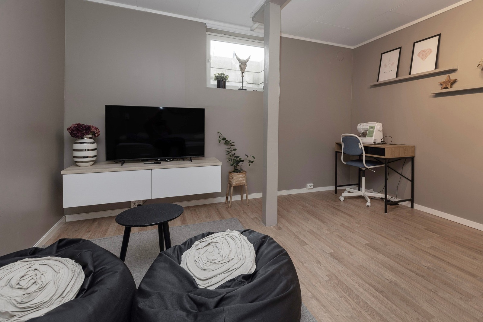 Innredet rom med plass til både TV-krok, hobby og hjemmekontor. Galleribilde