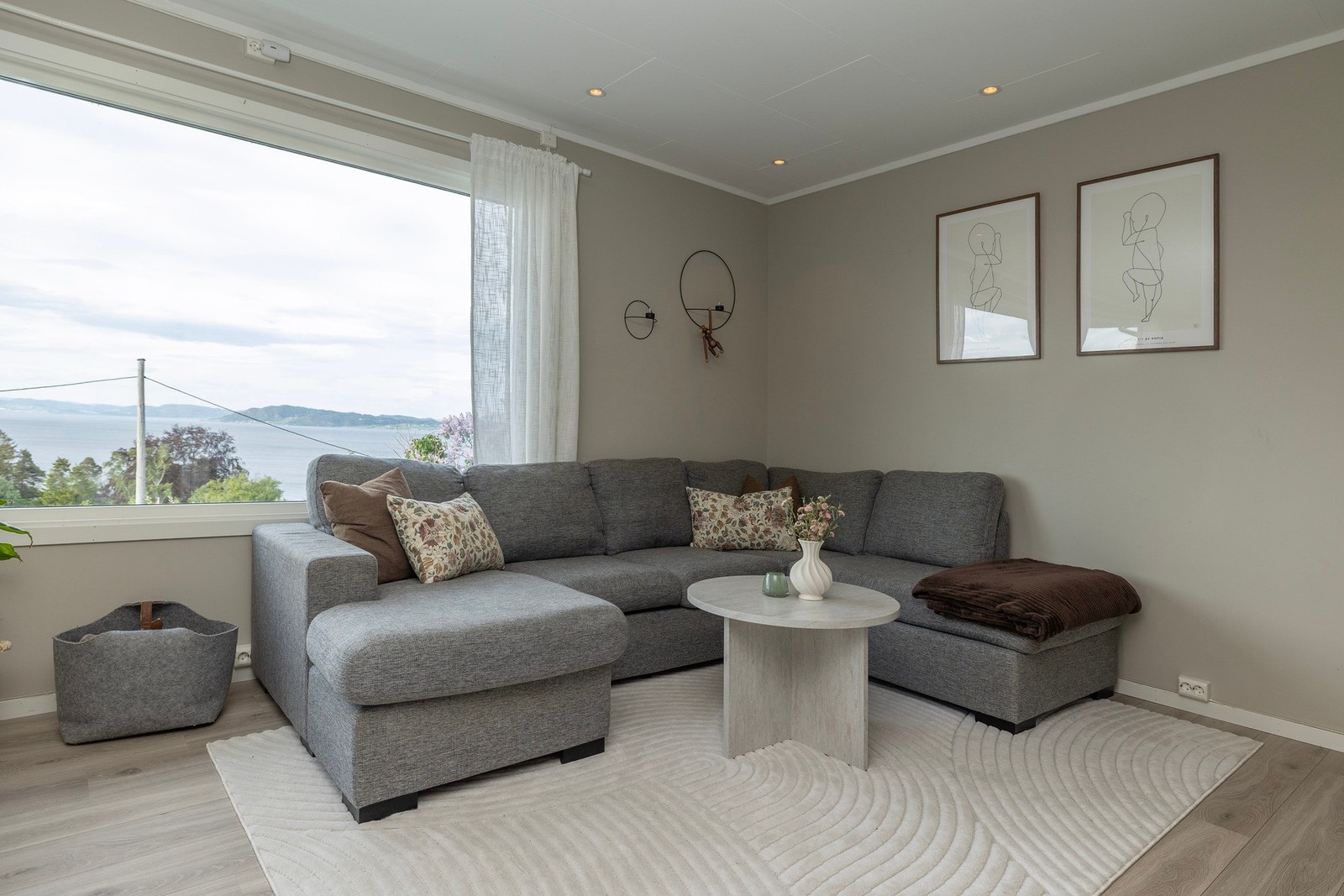Hyggelig sofakrok med flott utsyn og god plass til familien. Galleribilde