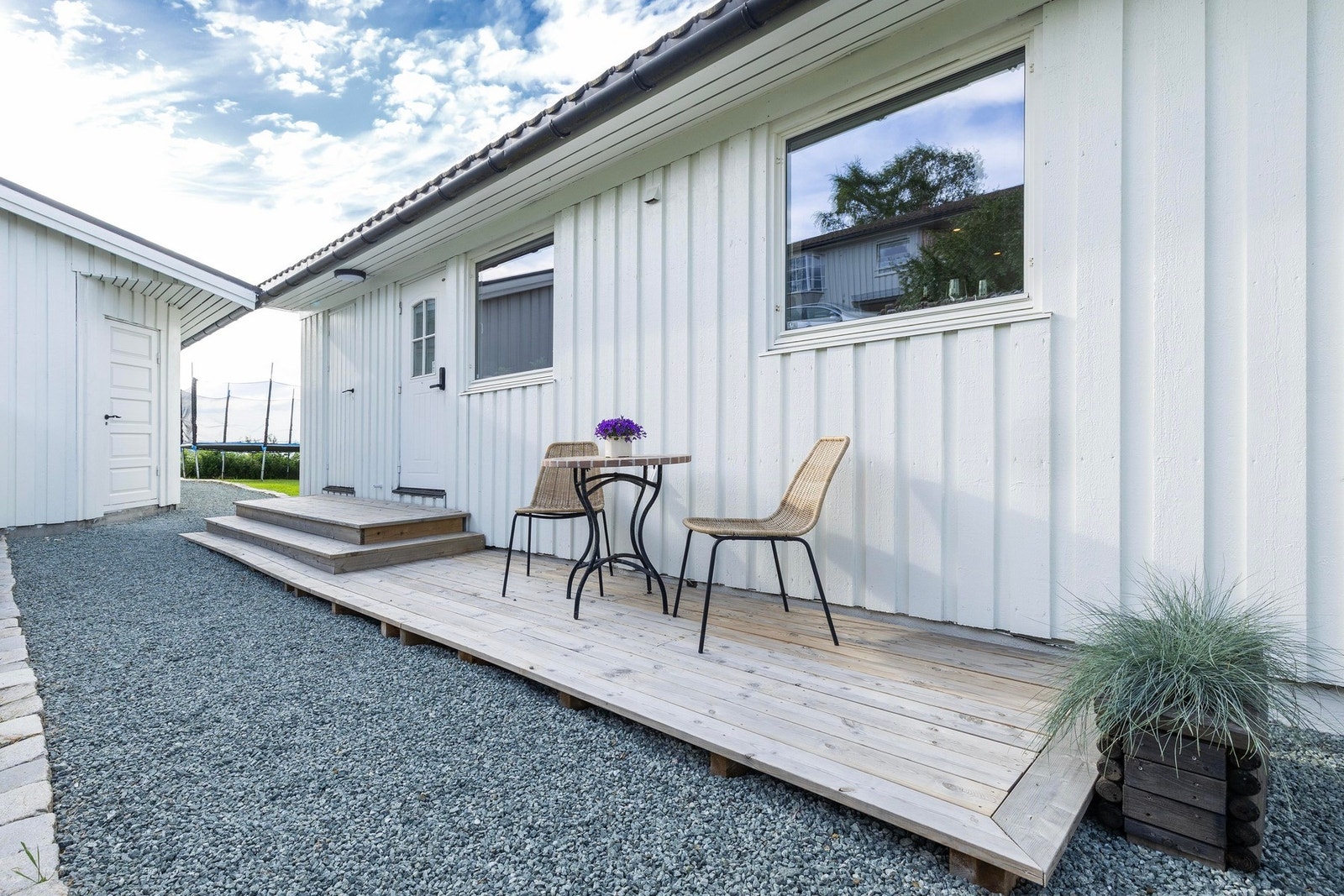Solrik terrasse ved inngangspartiet med plass til morgenkaffen. Galleribilde