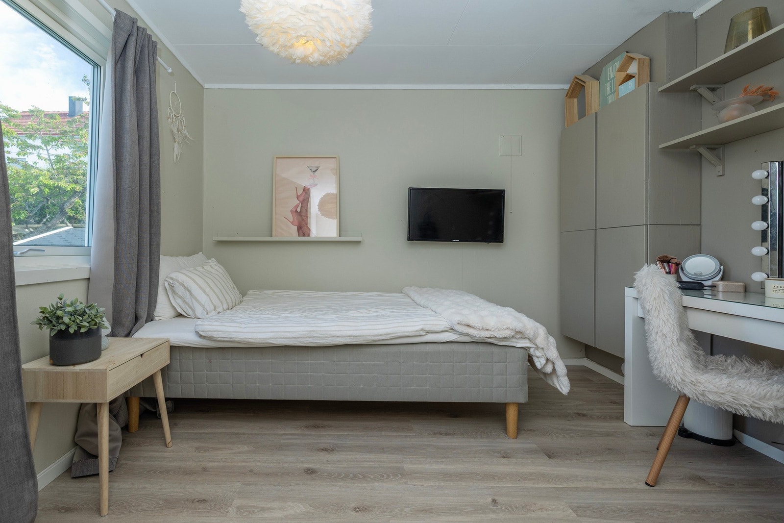 Soverommet har gode oppbevaringsmuligheter og et lyst uttrykk. Galleribilde