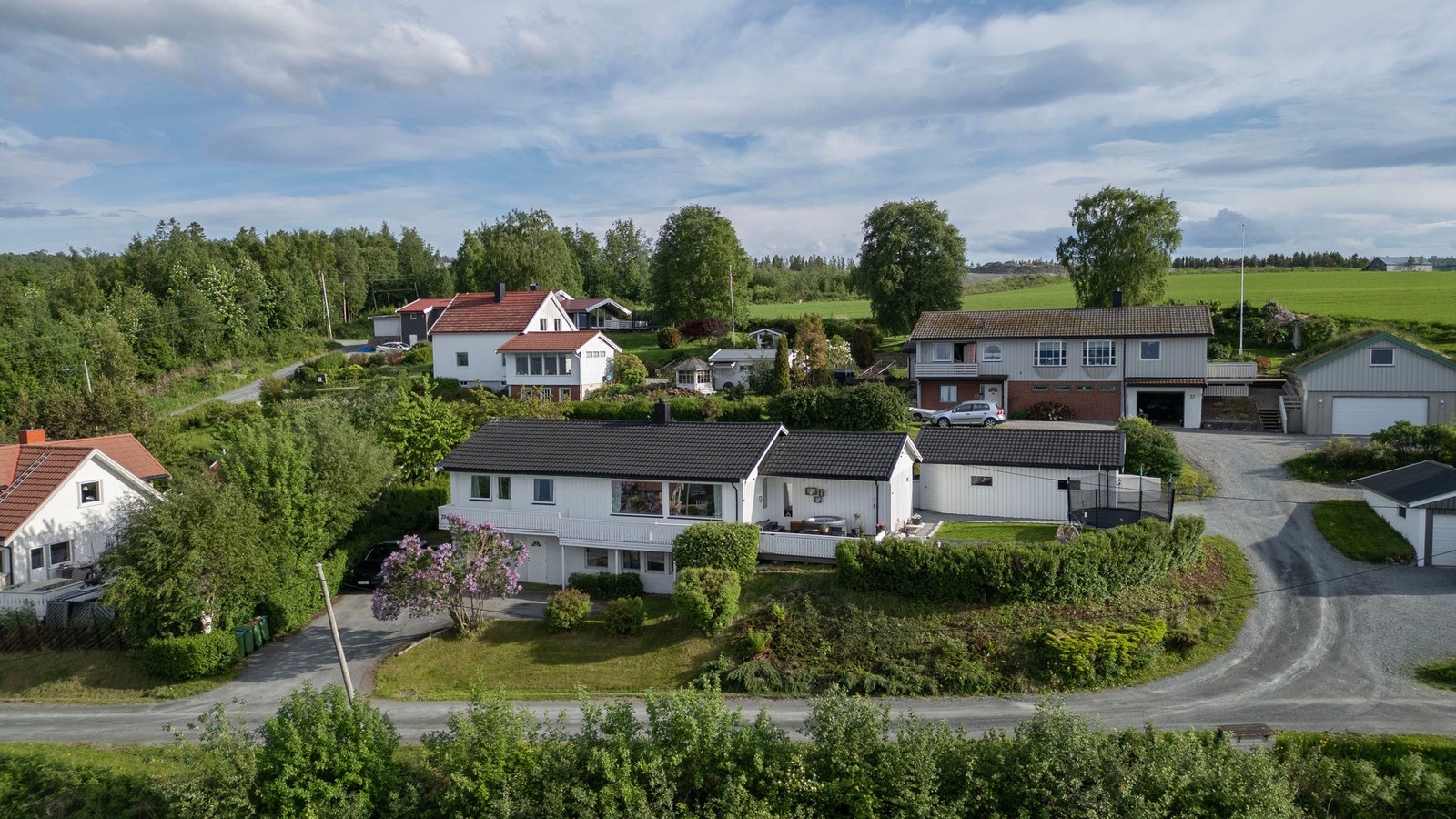Boligen ligger høyt og fritt med flott utsikt over fjorden. Galleribilde
