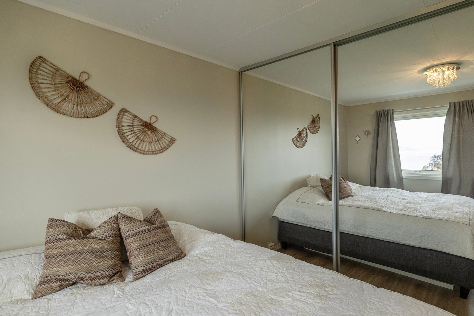 Romslig hovedsoverom med skyvedørsgarderobe. Galleribilde