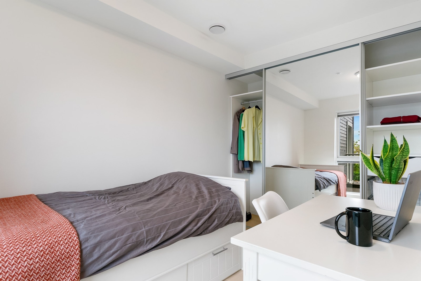 Soverom med skyvedørsgarderobe. Galleribilde