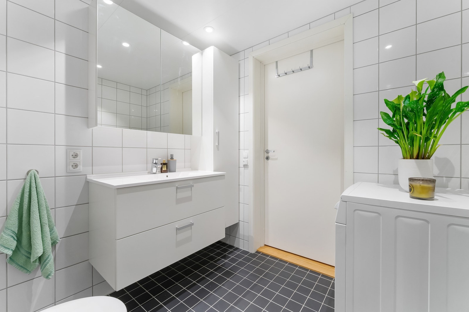 Badet har flislagte gulv og vegger. Galleribilde