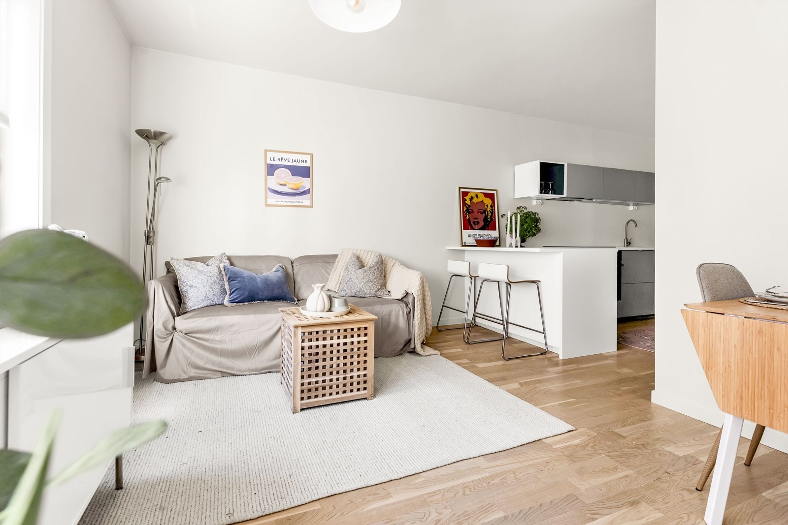 Oppholdsrommet er arealsmart innredet med naturlige soner for sofa, spiseplass og kjøkken - perfekt som førstegangsbolig, pendlerleilighet eller utleieobjekt. Galleribilde