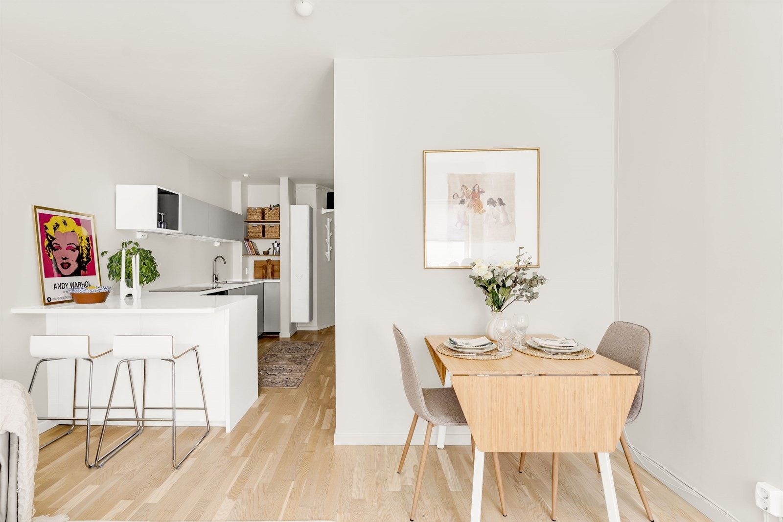Praktisk spiseplass i tilknytning til stue og kjøkken. En god løsning for en kompakt leilighet hvor arealet er godt utnyttet. Galleribilde
