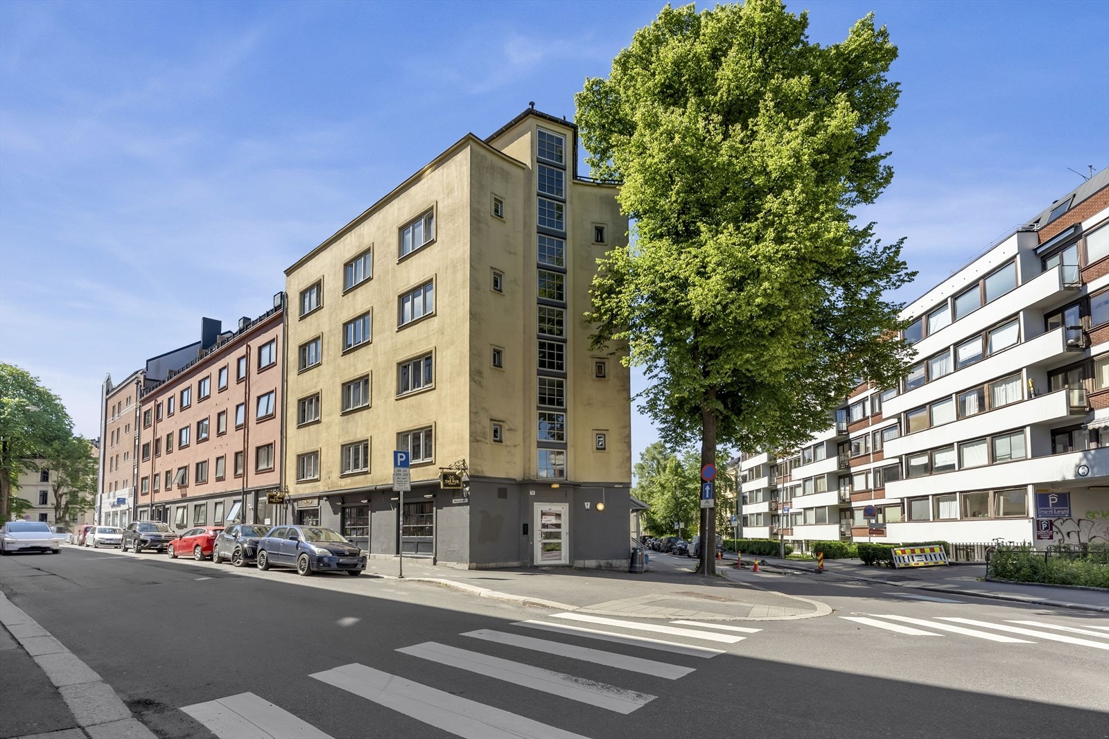 Majorstuveien 34 har en svært sentral beliggenhet midt på Majorstuen, med kort vei til butikker, serveringssteder, kollektivtilbud og grønne lunger som Frognerparken. Galleribilde