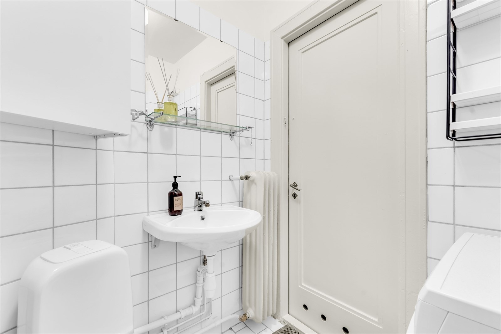 Badet har en enkel og funksjonell utforming med lyse flater og god utnyttelse av arealet. Galleribilde