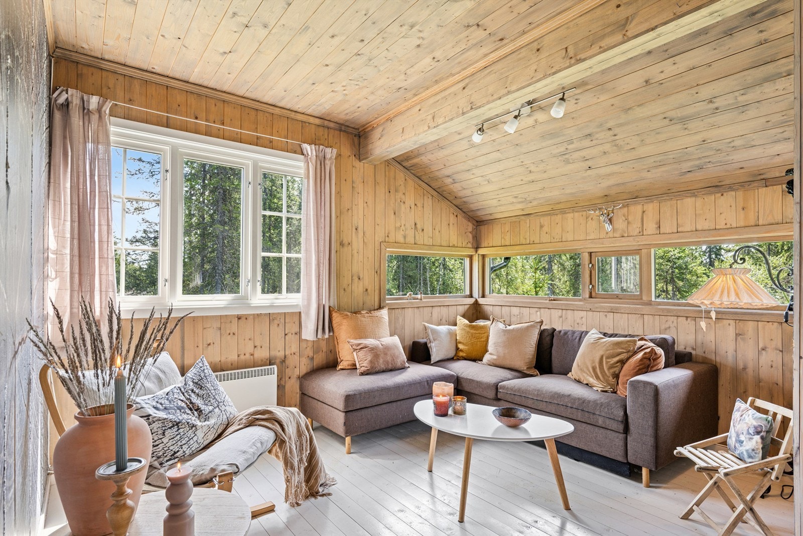 Velkommen til Lageråkvislavegen 260! Nyt eventyrlige sommerdager langs sildrende bekker eller gnistrende vintermorgener i nyoppkjørte skiløyper rett utenfor døra. (Foto: EFKT v/Siv Lillevik) Galleribilde