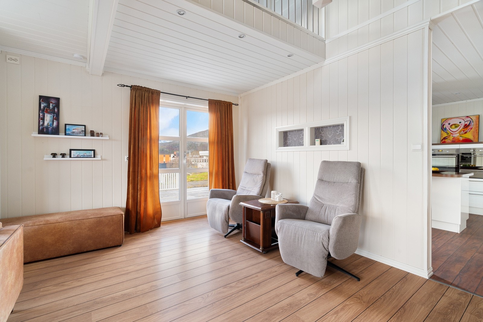 Huset er stort, så her har du flere soner som kan innredes med lounge-møbler.