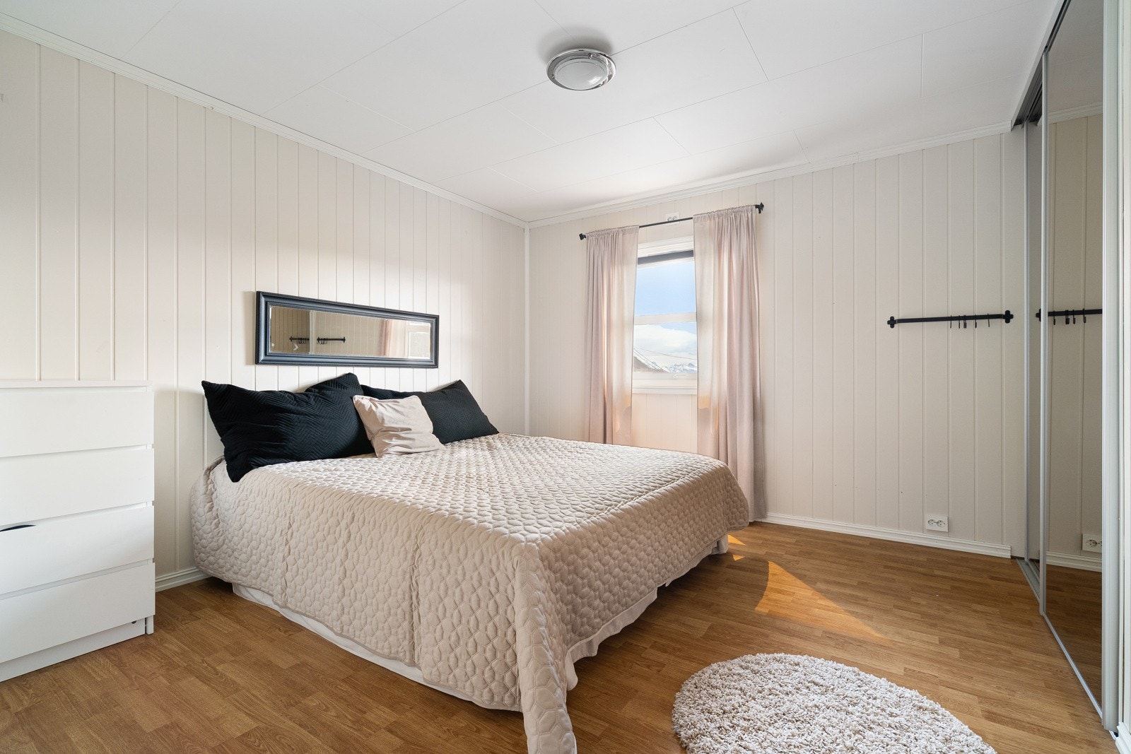 Hovedsoverom med skyvedørsgarderober.