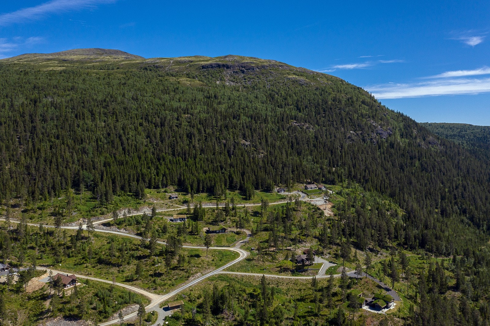 Fra hytta er det ca. 11 km til Svatsum med døgnåpen Nærbutikk, ca. 20 km til Skåbu, ca. 28 km Gålå og ca. 45 km til Skeikampen alpinsenter Galleribilde