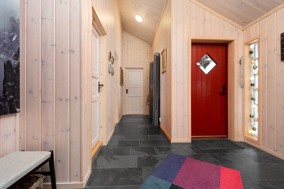 Du blir ønsket velkommen inn i en innbydende og romslig entré, med god plass til oppbevaring av yttertøy og sko, og varmekabler i gulv. Galleribilde