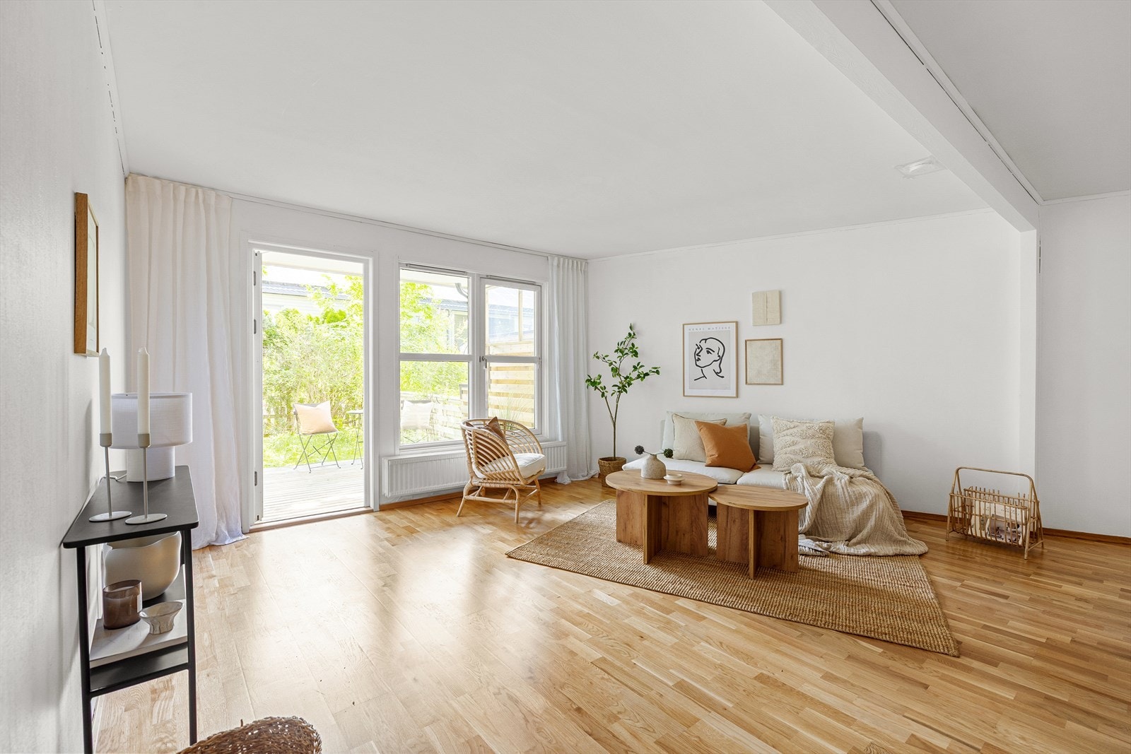 Utgang fra stue til herlig egen hage! Galleribilde