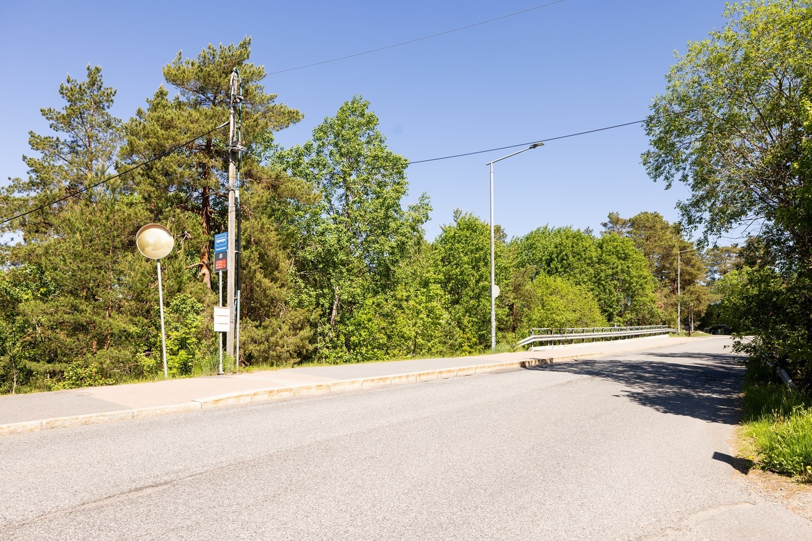 Bussholdeplass rett ved boligen 79 Åsbråten/Grorud T Galleribilde