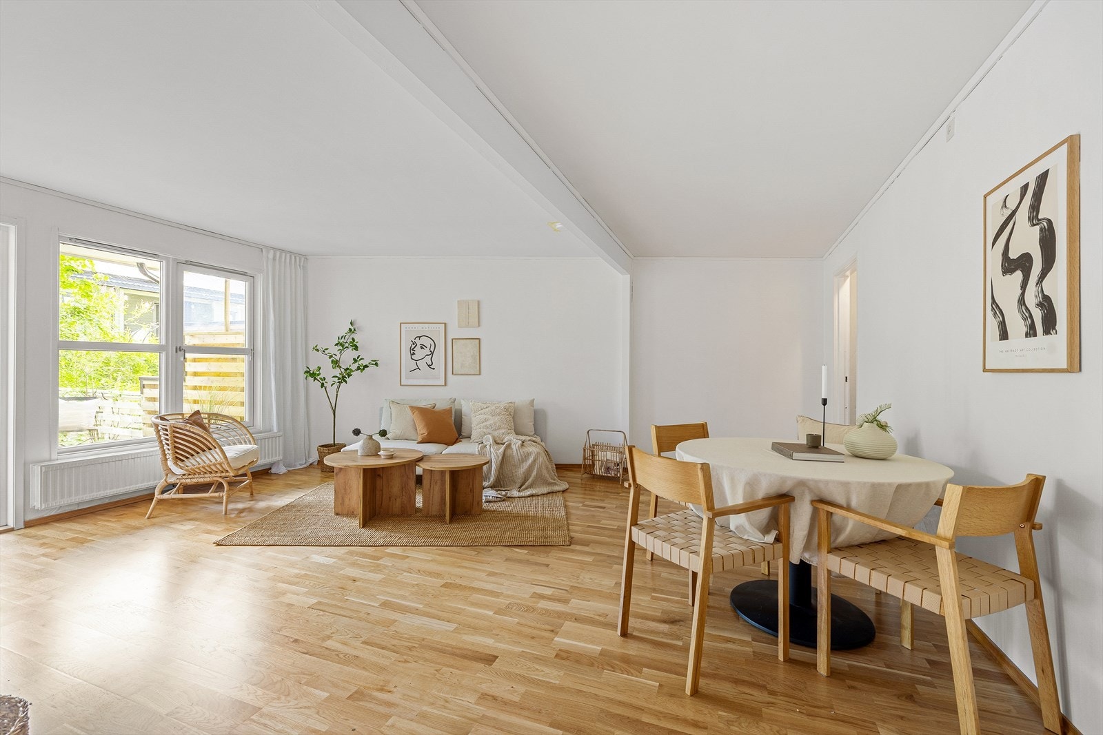 Leiligheten har en stor og romslig stue med god plass til stort spisebord og sofagruppe Galleribilde