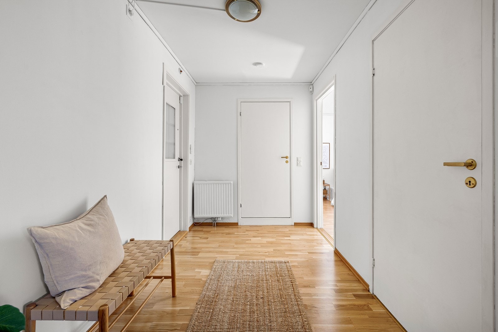 Entre, med ny trestavs parkett. Galleribilde