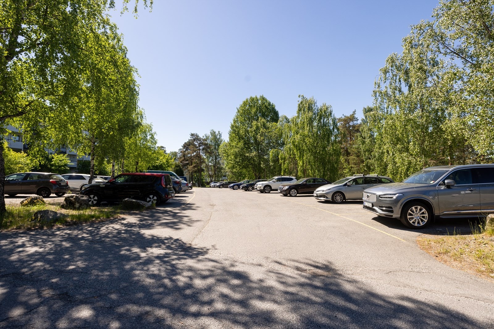 Som andelseier har man rett til å parkere på felles parkeringsplass på borettslagets tomt Galleribilde