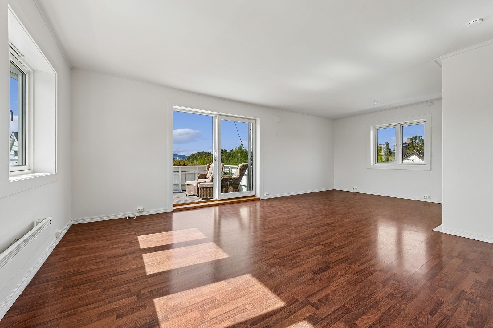 Svært romslig og lys stue med gode møbleringsmuligheter Galleribilde