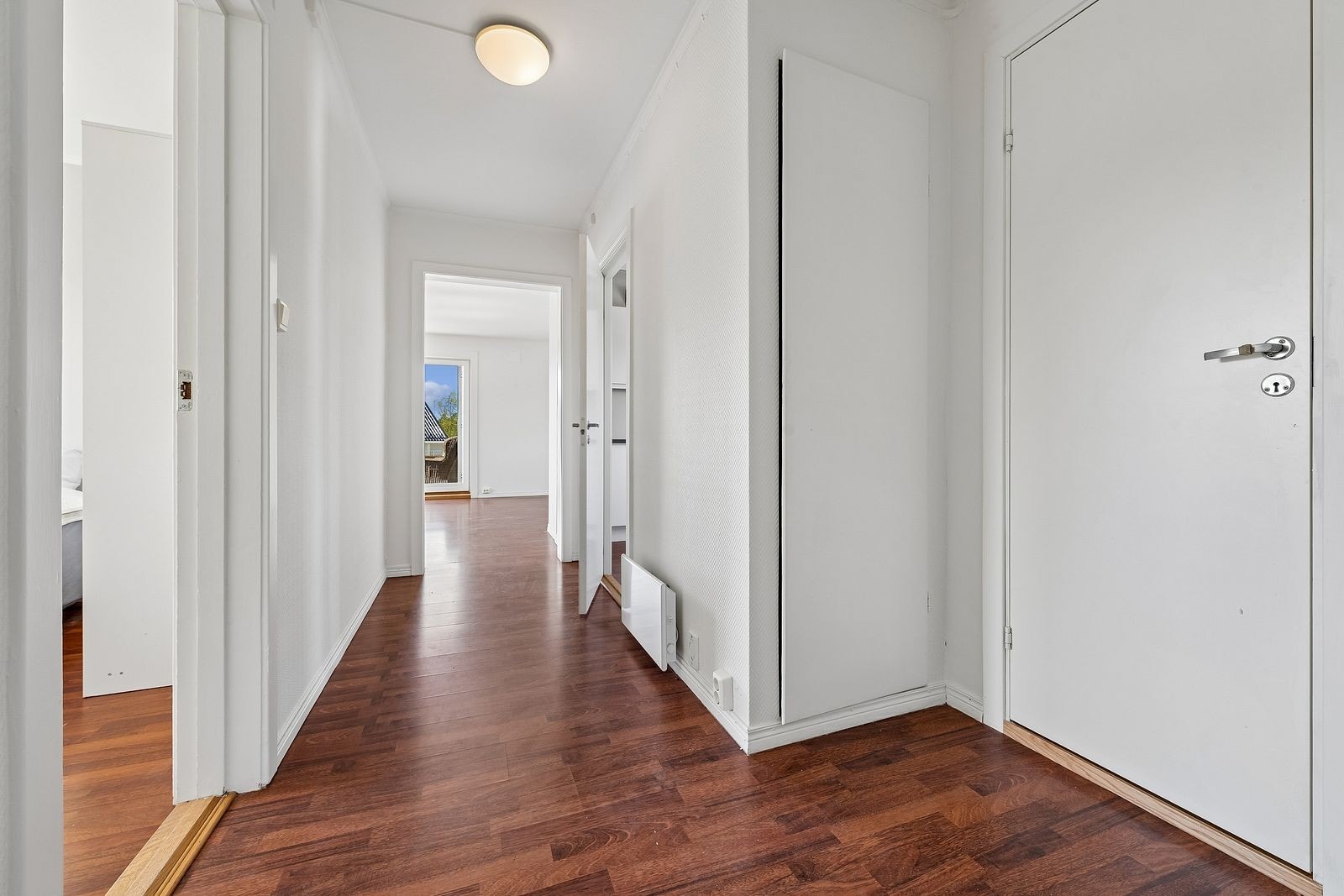 Entre og hall med god plass til oppheng av klær og sko Galleribilde