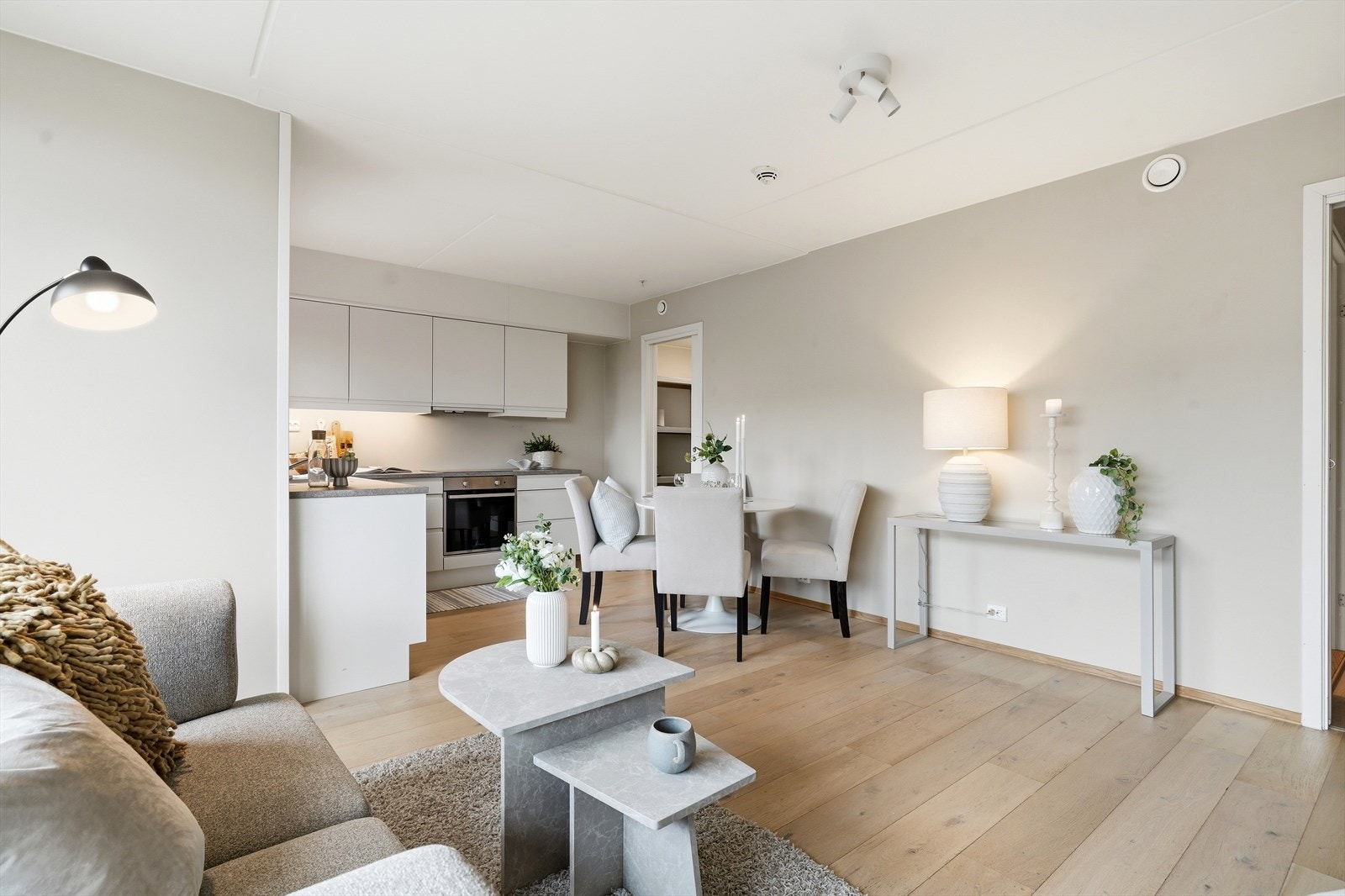 Boligen har gjennomgående lyse og duse fargevalg på veggene. Her kan man flytte rett inn, om man ønsker det - eller man kan enkelt også rullemale, om man ønsker sine egne fargevalg på overflatene. Galleribilde
