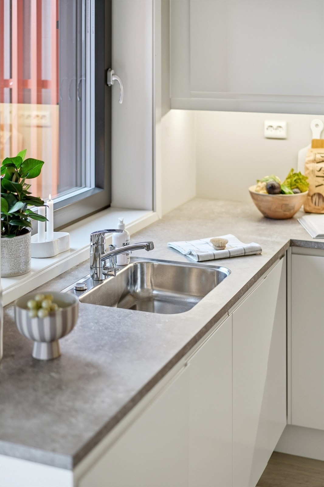Glatte, hvite fronter, med laminat benkeplate. Galleribilde
