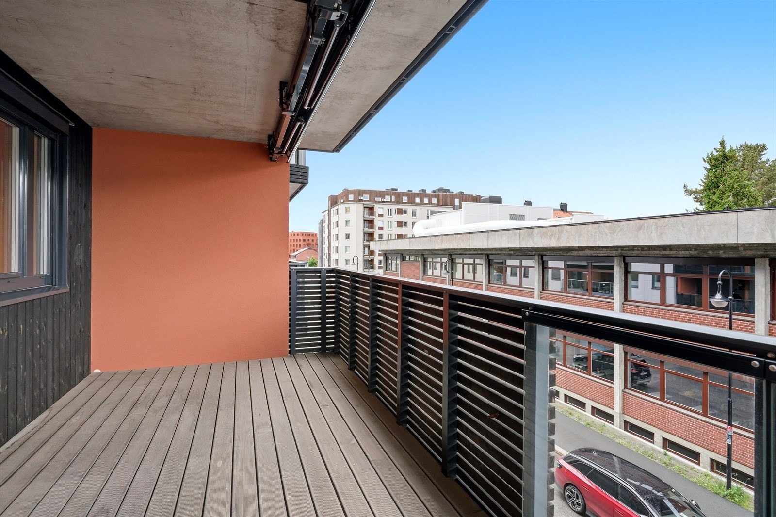 Uteplassen er oppgradert blant annet med en nyere markise som er takmontert over terrasseplattingen. Det er også screens på utvendige vindusflater. Galleribilde