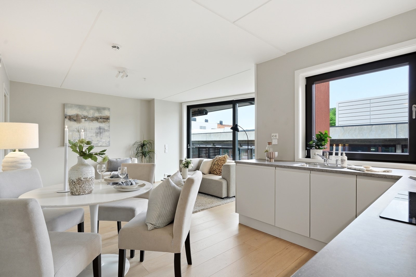 Plantegningen er praktisk og moderne, med rom for spisestue og sofagruppe. Galleribilde