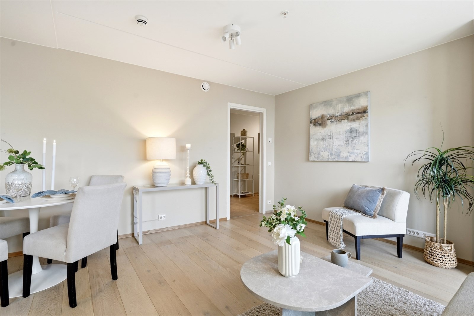 Lyst og koselig, med listefri utførelse mellom vegg og himling, samt en pent lyspigmentert 1-stavs parkett på gulvet. Galleribilde