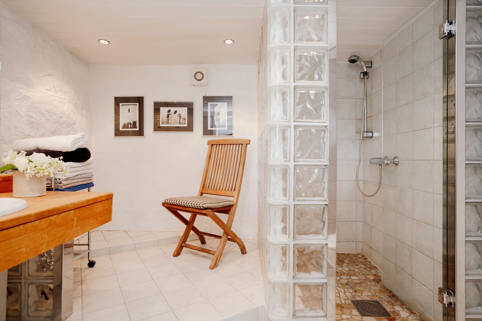 Badet i kjelleren har dusjhjørne med glassbyggerstein og flislagt gulv. Ikke omsøkt/godkjent. Se pkt. "ferdigattest" i salgsoppgaven. Galleribilde
