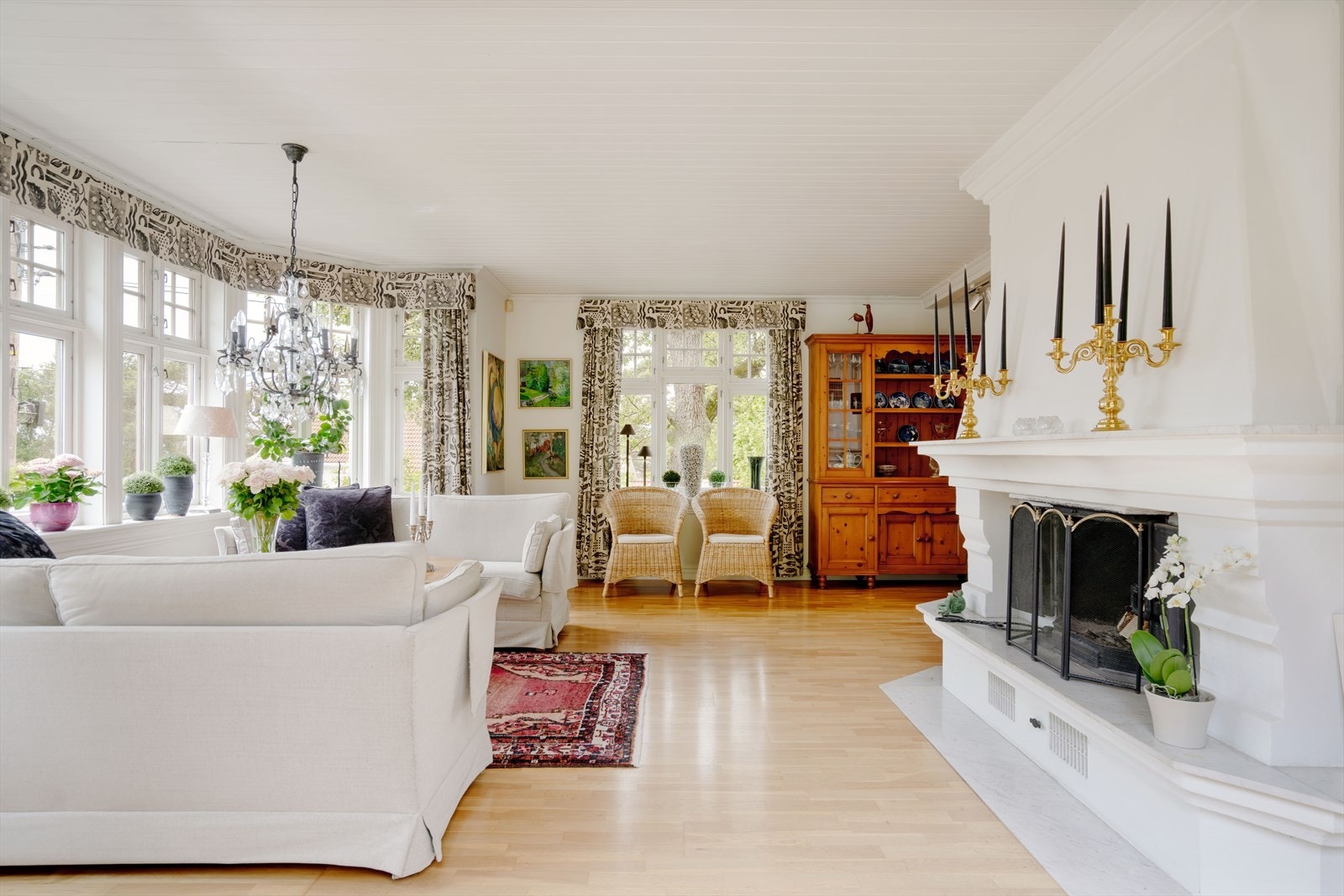 Stuen er lys og romslig, med en stor, murt peis med innsats som et sentralt element. Galleribilde
