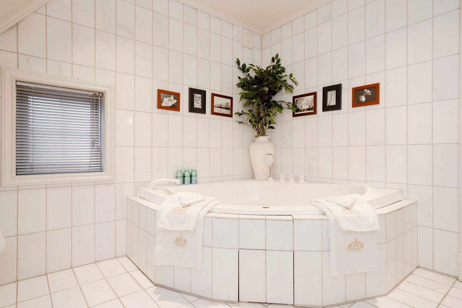 Badet er utstyrt med et innfliset badekar. Det er elektriske varmekabler i gulvet. Galleribilde