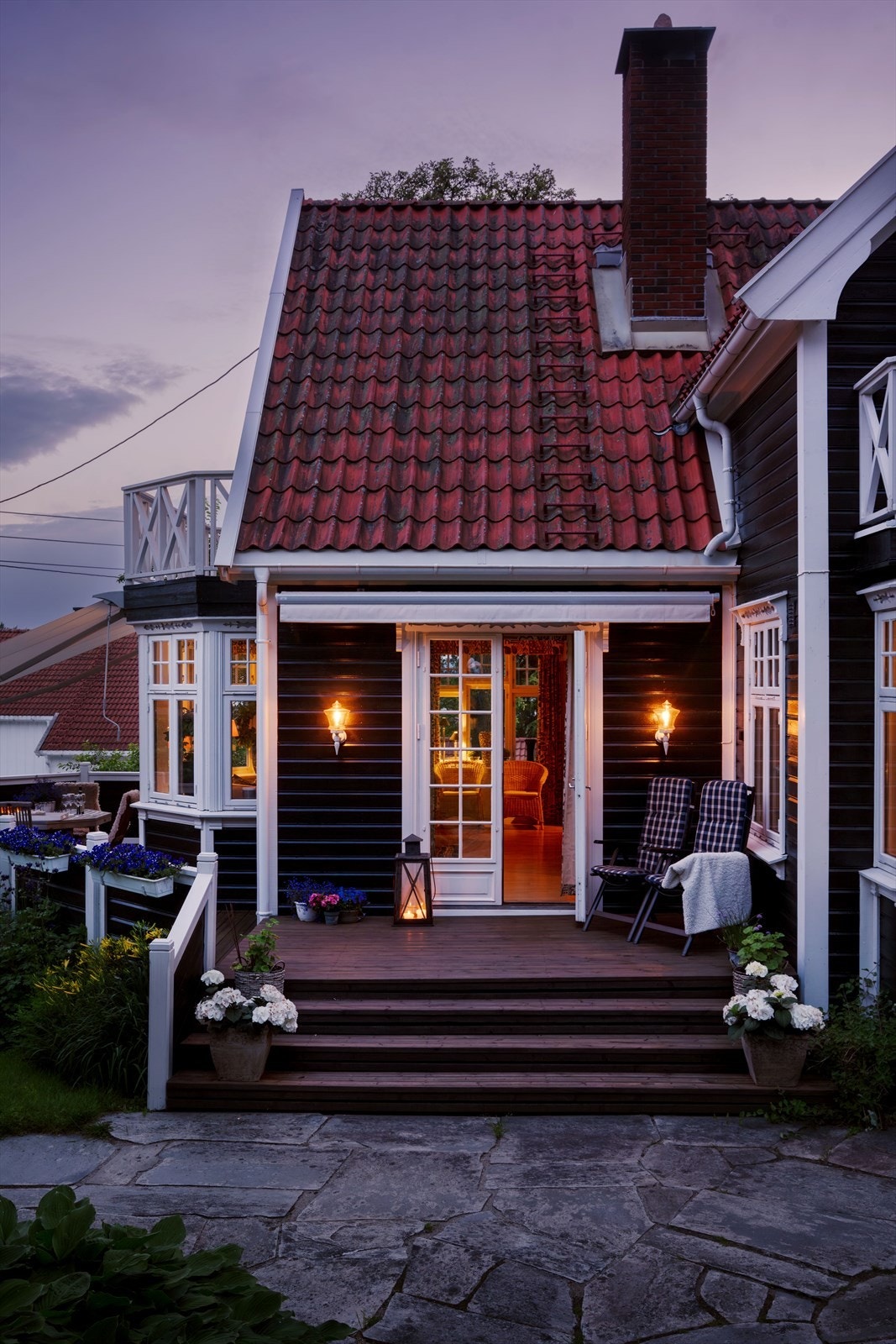 Taket er tekket med tegltakstein, som ble lagt i 1984 og 1987. Galleribilde