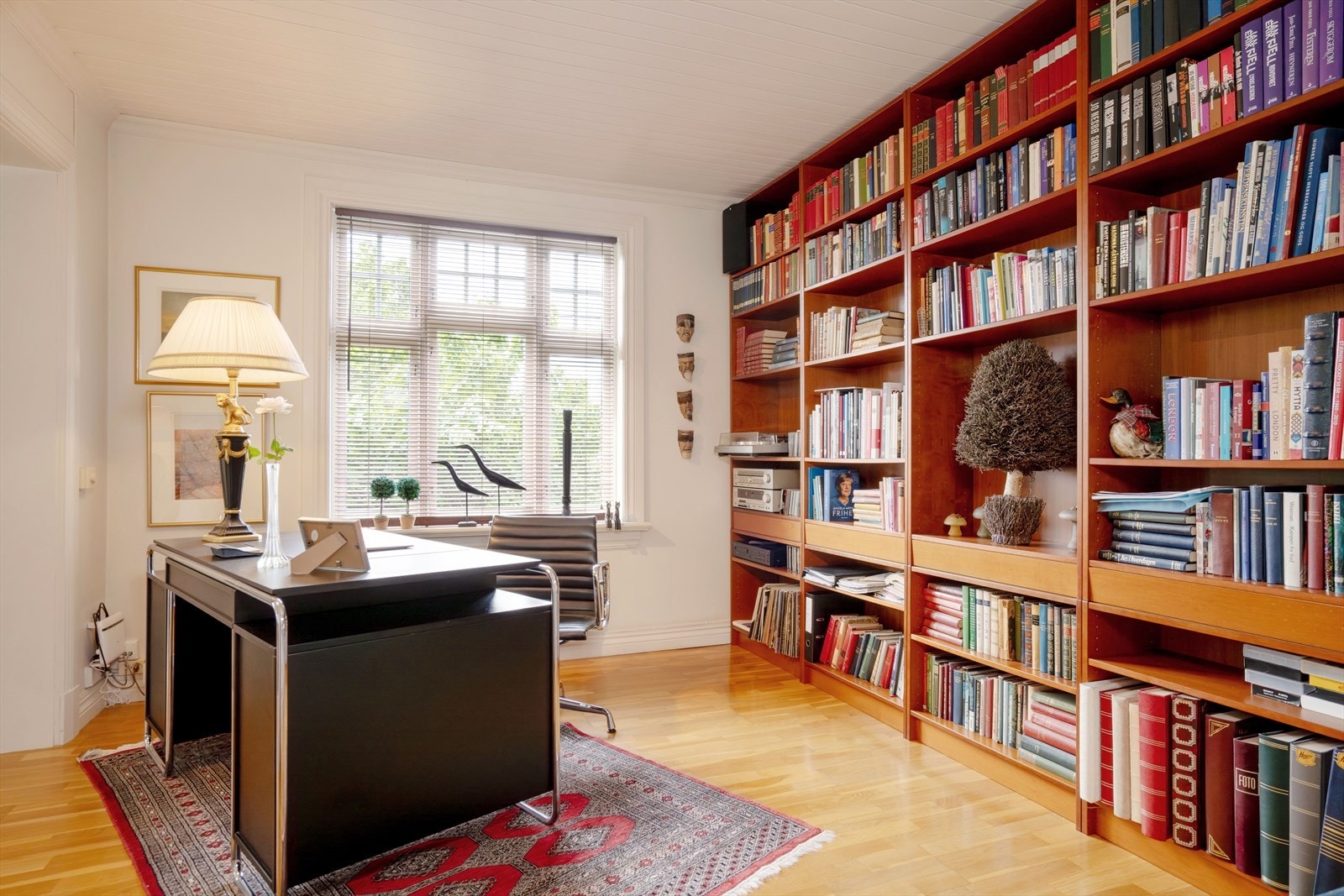 I tilknytning til stuen ligger et rom som egner seg godt som bibliotek eller kontor. Galleribilde