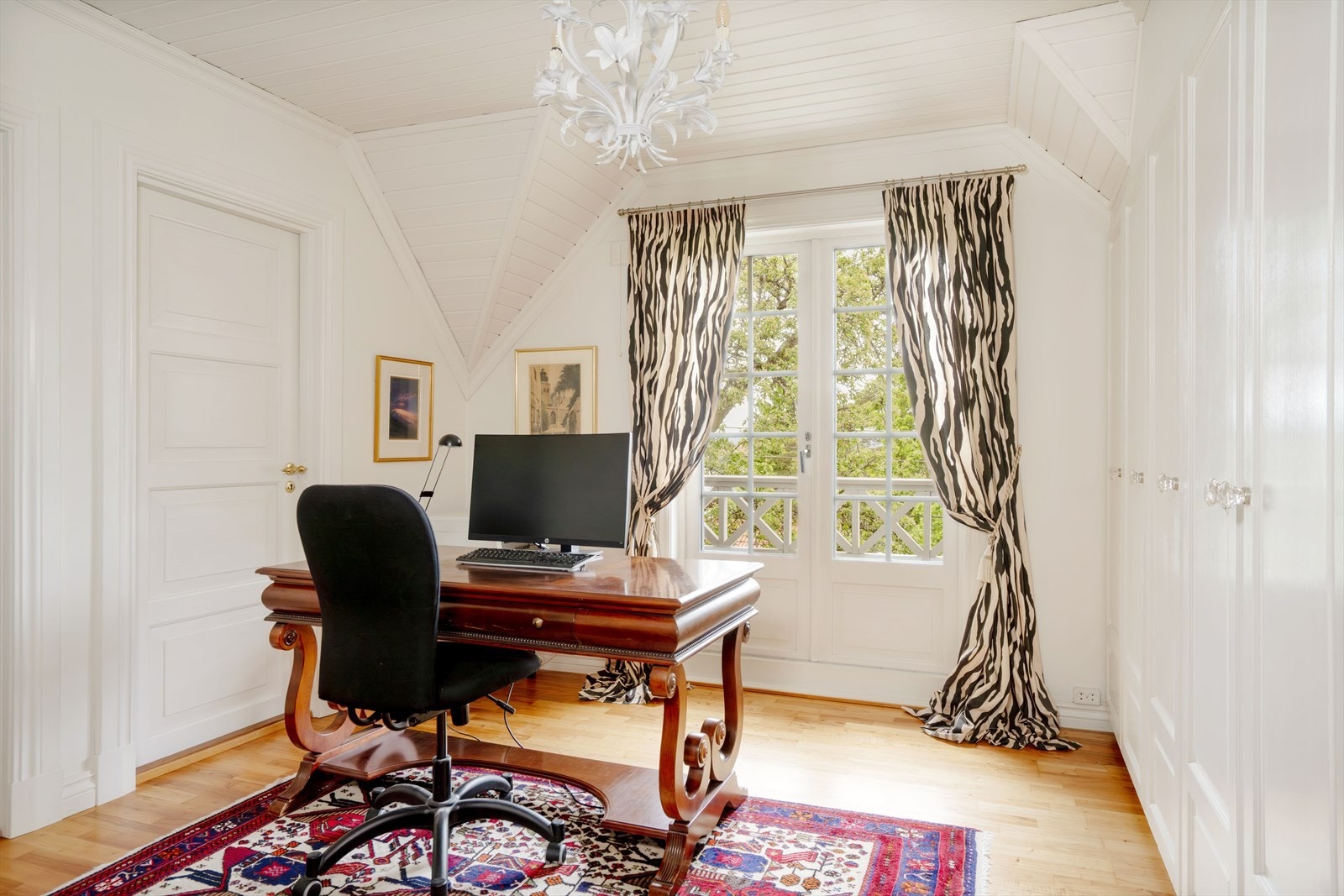 Loftstuen er i dag innredet som et kontor. Rommet har godt med innebygde garderobeskap og utgang til egen balkong. Galleribilde