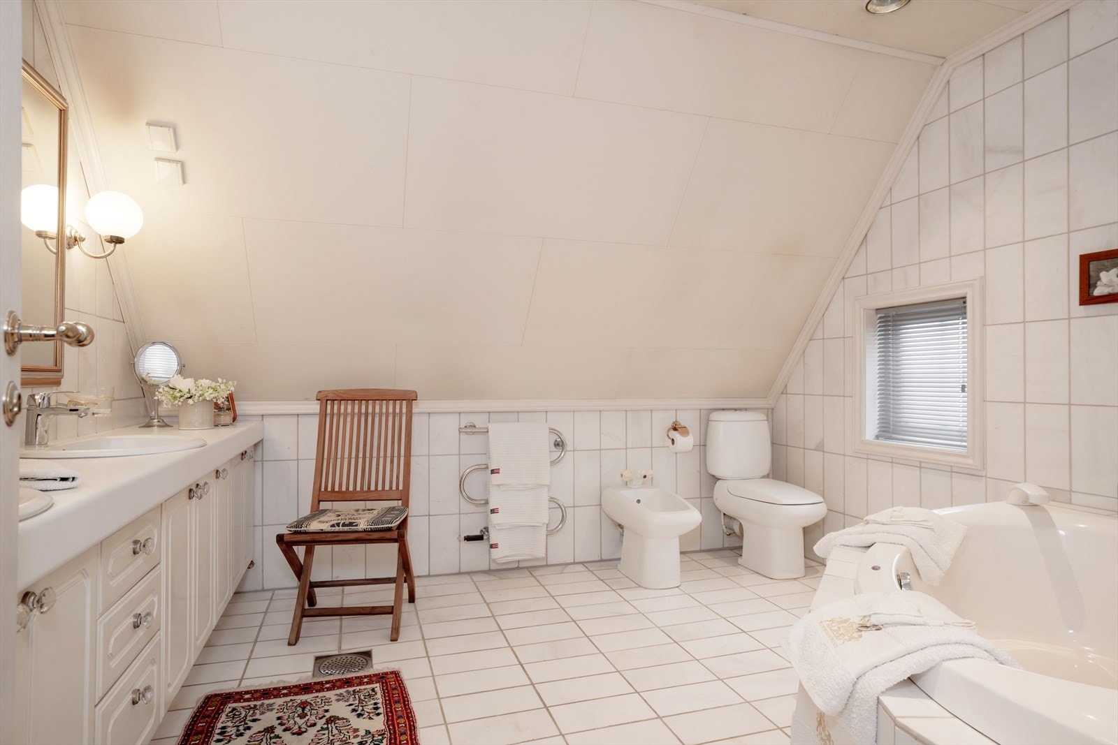 I tillegg til toalett har badet også et bidet. Badet ble etablert i 1992. Galleribilde