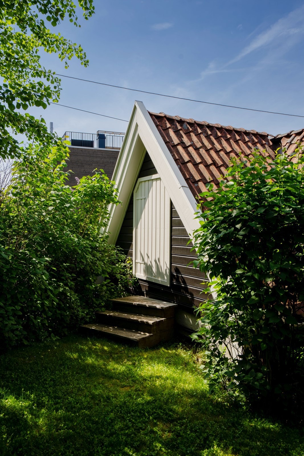 Utvendig adkomst til garasjeloftet fra baksiden av bygget. Galleribilde