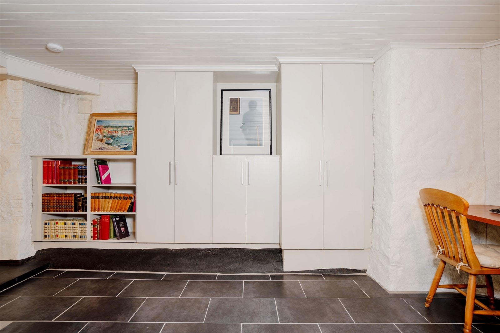 Godt med skapplass og oppbevaringsmuligheter i kjelleren. Galleribilde