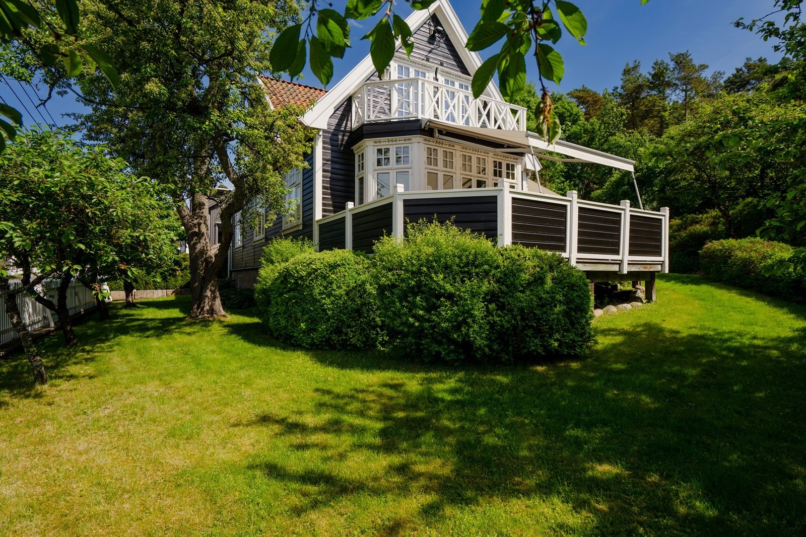 Eiendommen fremstår velholdt med en klassisk og sjarmerende arkitektur og har gjennomgått en rekke oppgraderinger. Galleribilde