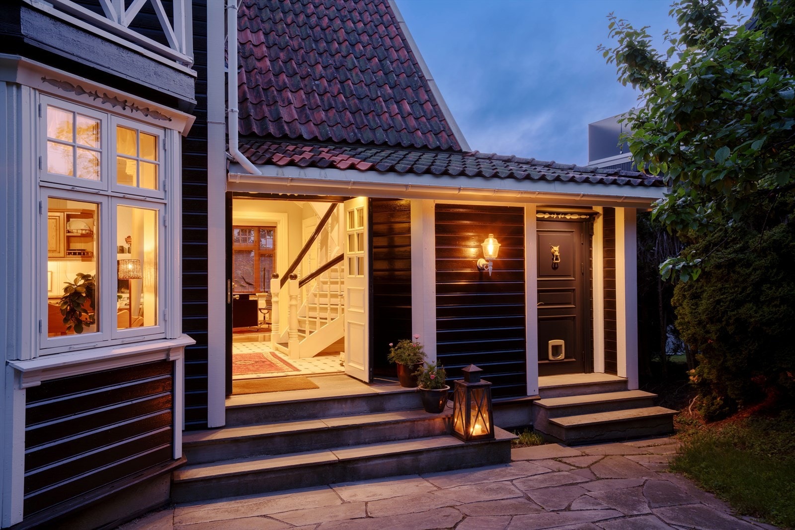 Bi-inngang med trapp ned til kjelleren. Galleribilde
