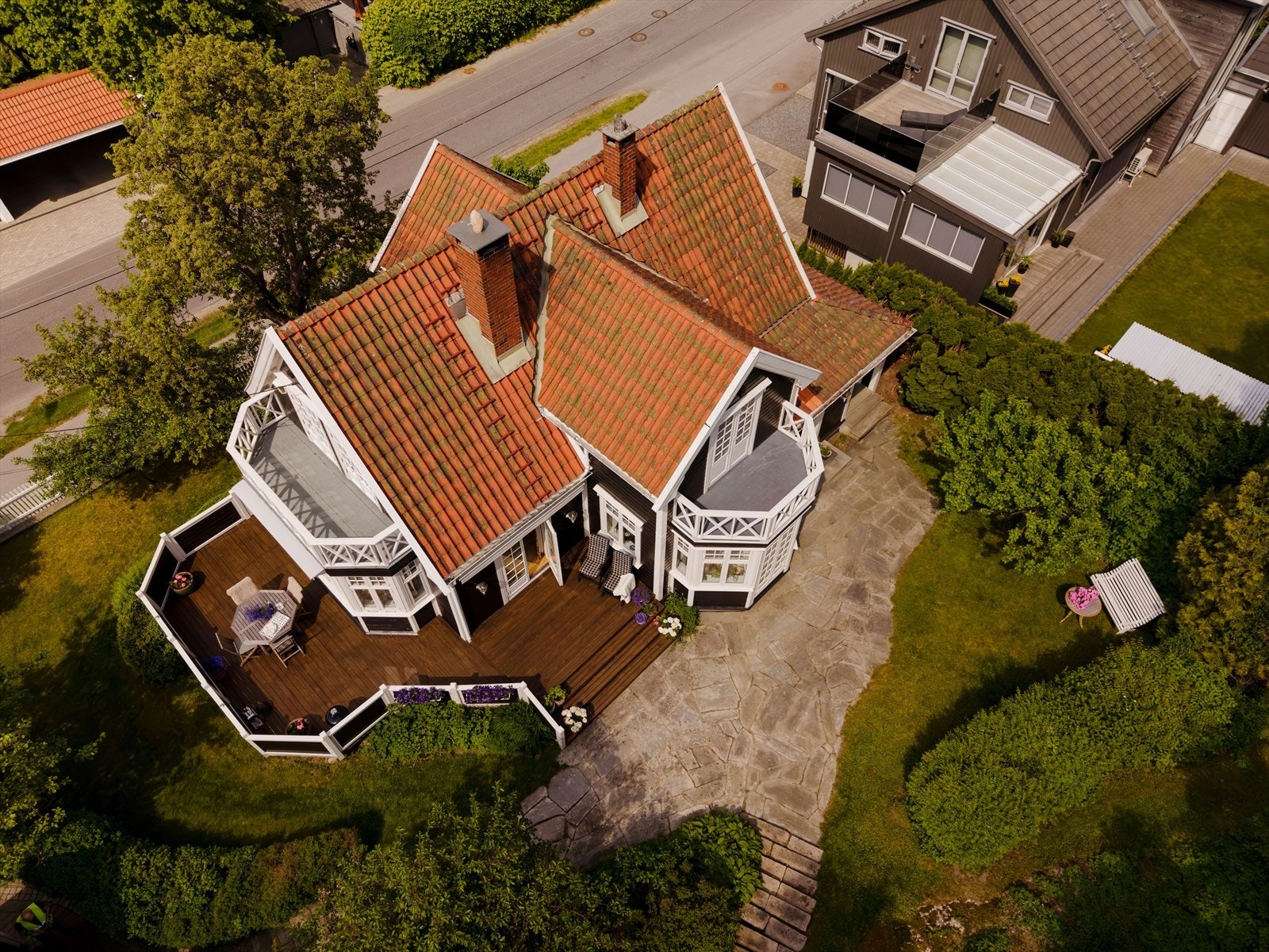 Her ser man boligens plassering på den romslige tomten, med garasje og flere uteplasser. Galleribilde