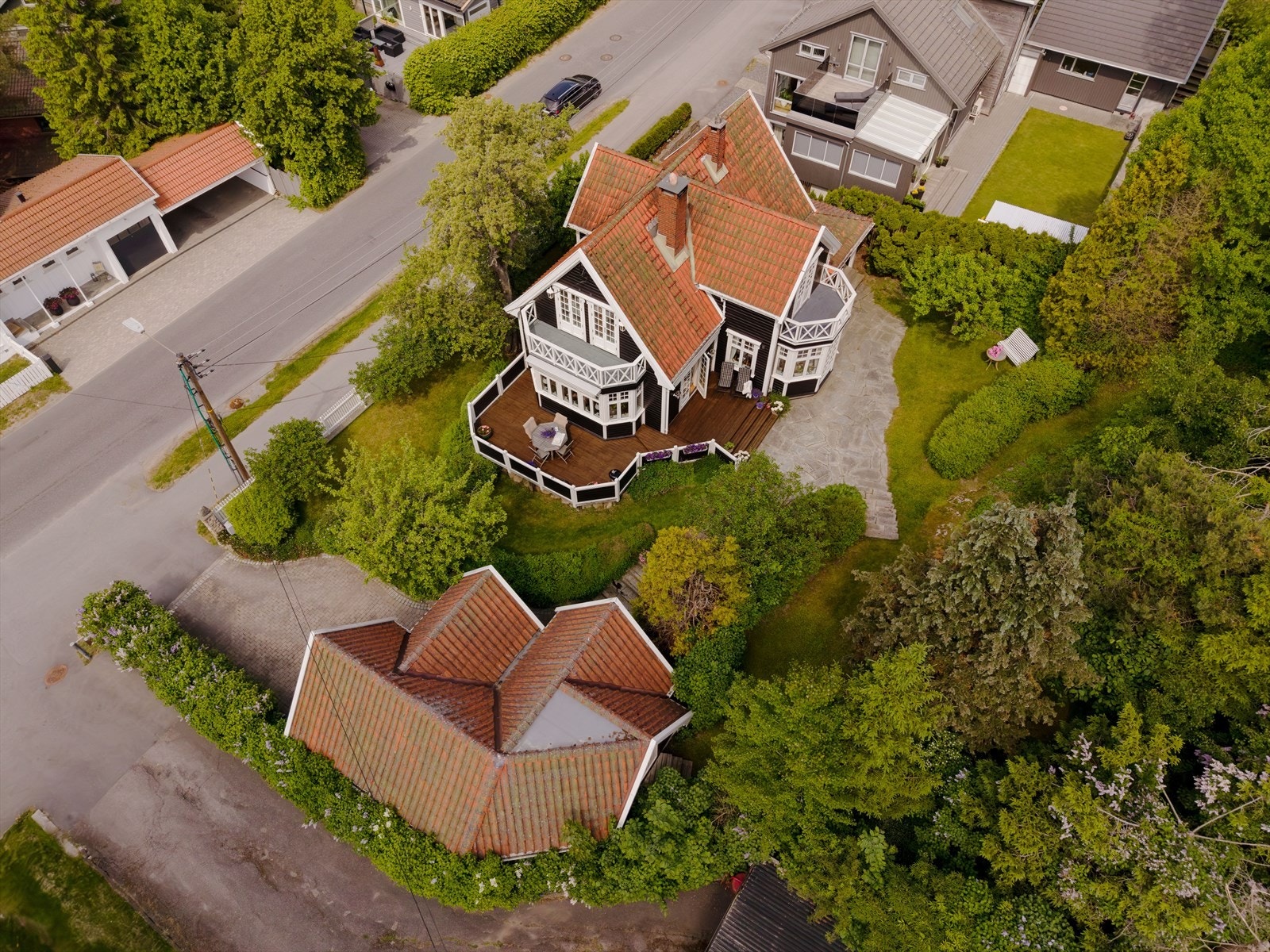 Eiendommen ligger i et veletablert og rolig villastrøk mellom Glemmen og Falchåsen. Galleribilde