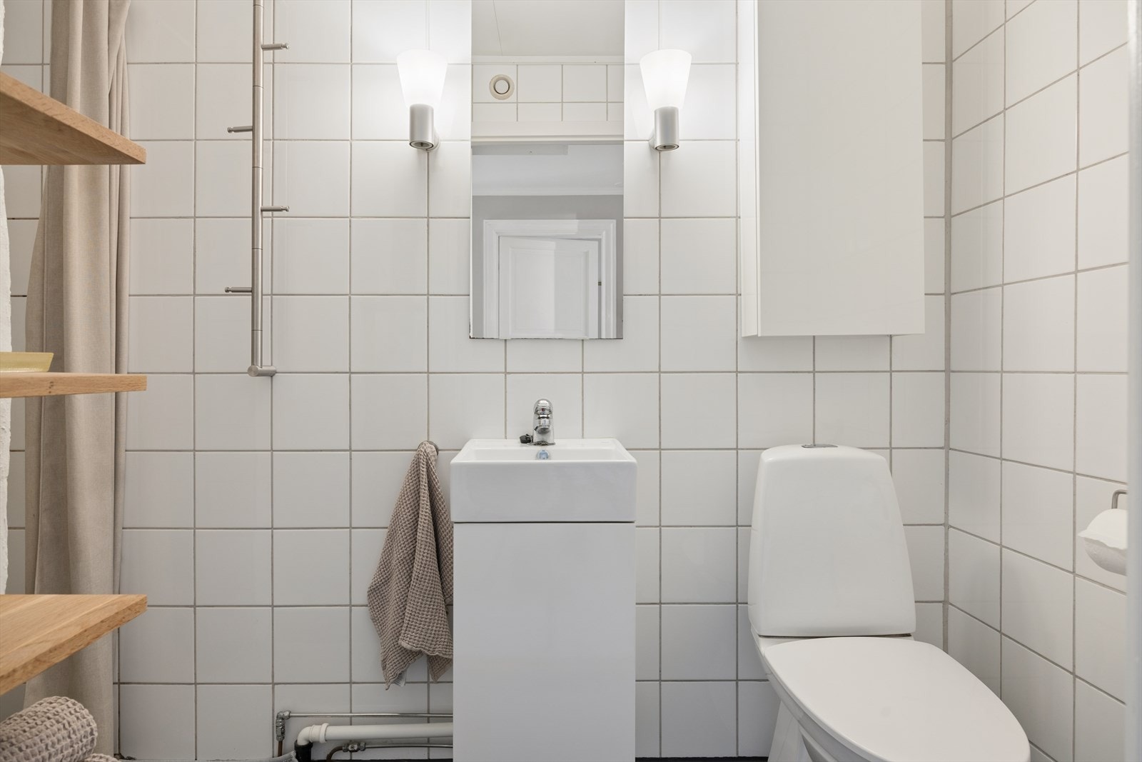 Badet ble, ifølge tidligere salgsoppgave, oppgradert i 2008 og har flislagte gulv og vegger samt plater i himling. Galleribilde