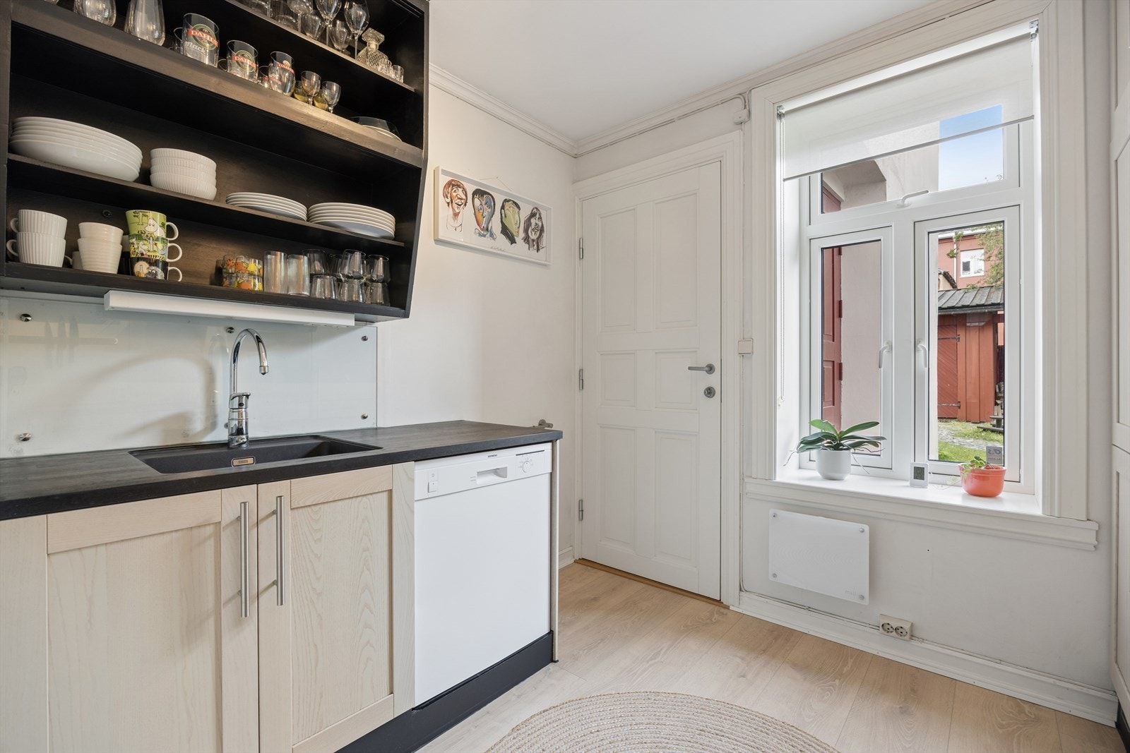 Fra kjøkkenet er det utgang til sameiets bakgård. Galleribilde