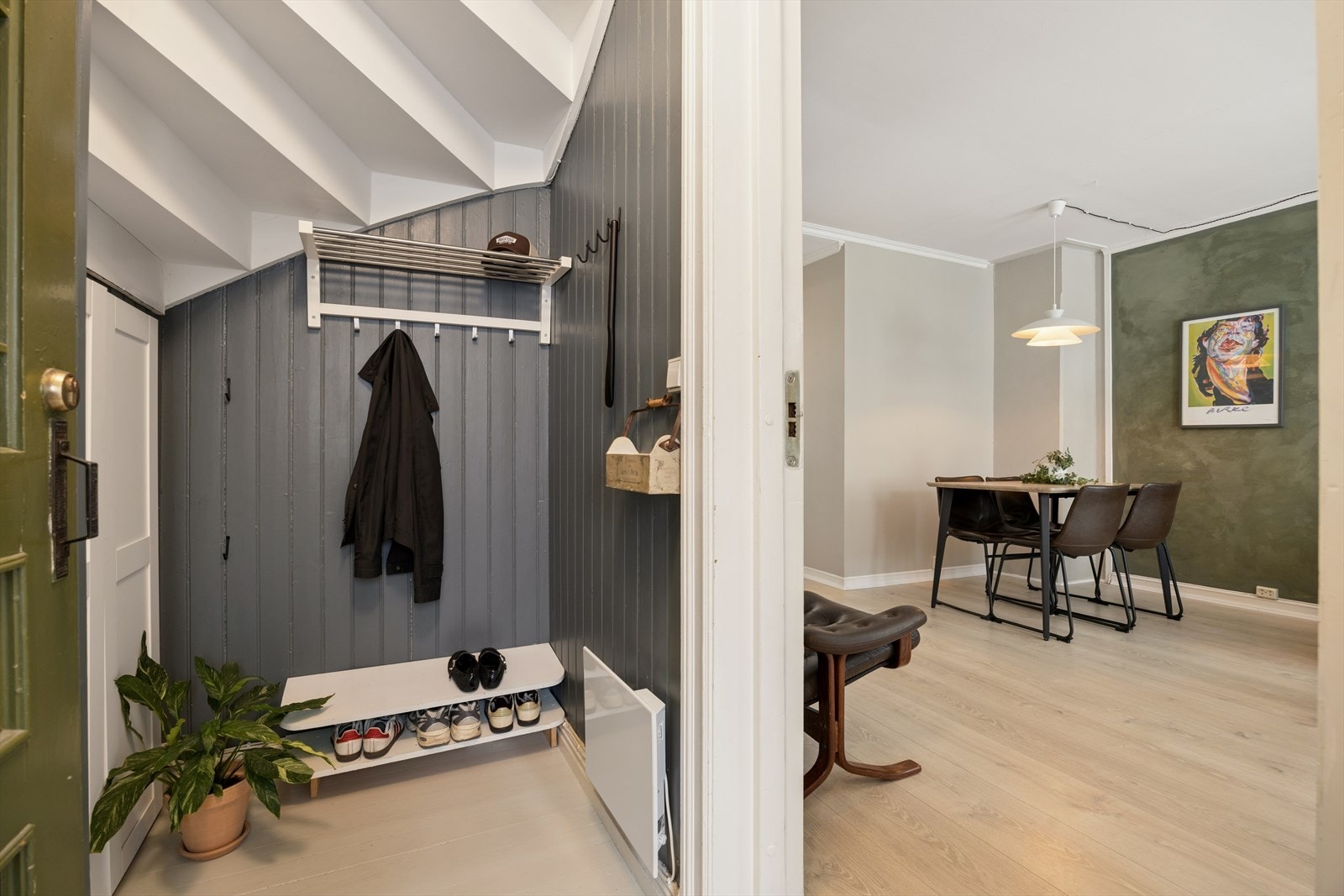 Entréen er praktisk adskilt fra oppholdsrommene og byr på gode oppbevaringsmuligheter for yttertøy og sko. Galleribilde