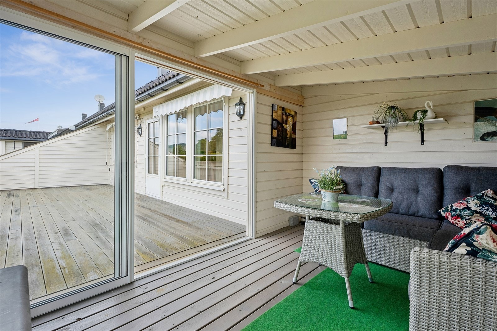 Innglasset hagestue med skyvbare glassfelt ut mot terrassen. Galleribilde