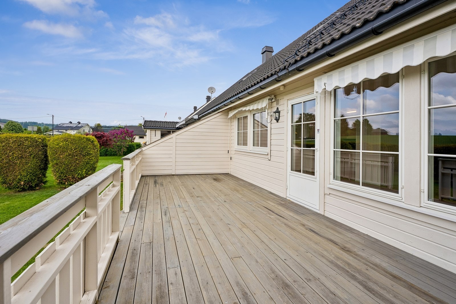 Terrassen er tilgjengelig fra stuen og ligger i tilknytning til inngangspartiet. Galleribilde