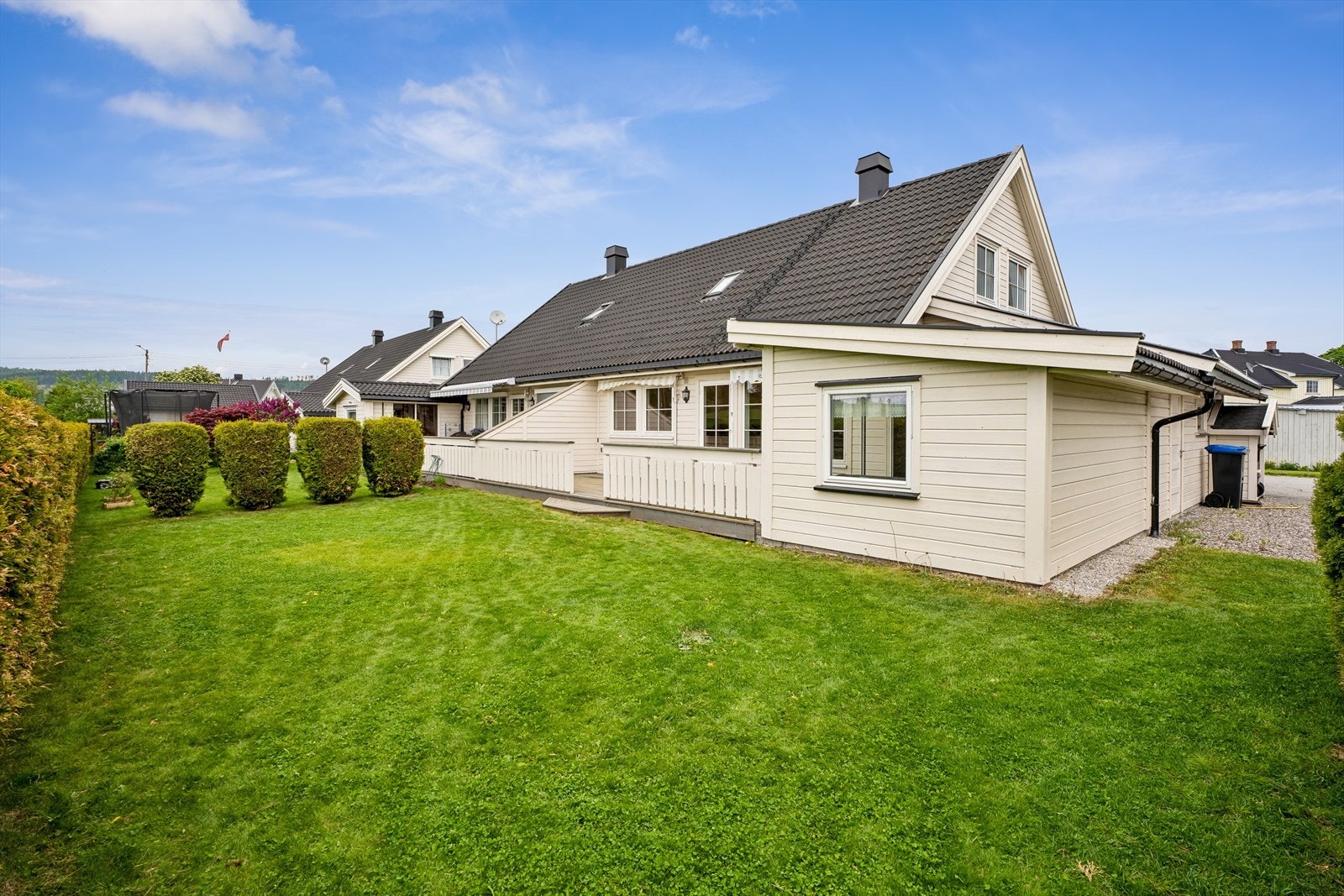 Boligen har fasade med liggende bordkledning og tak tekket med betongtakstein. Galleribilde